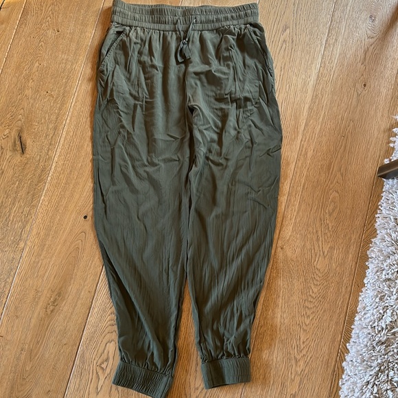 Aritzia TNA TALULA joggers in olive green - Picture 4 of 7